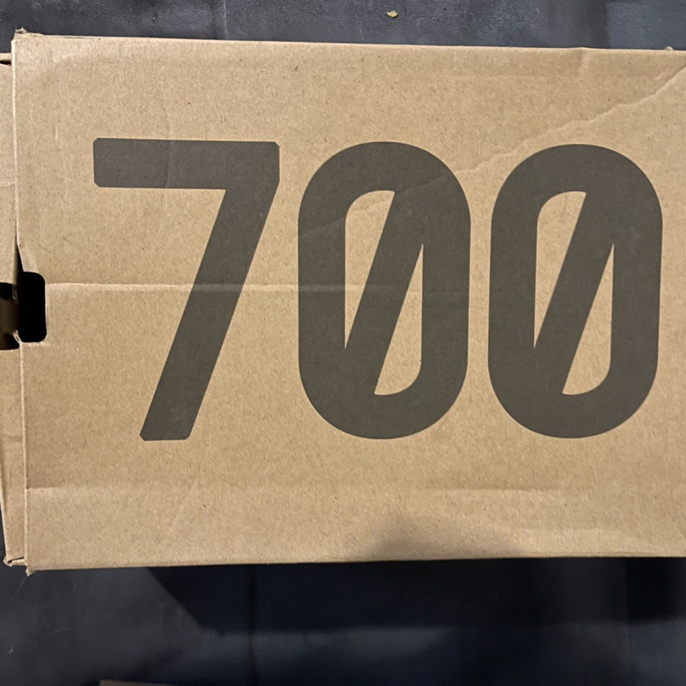 Yeezy 700 like new